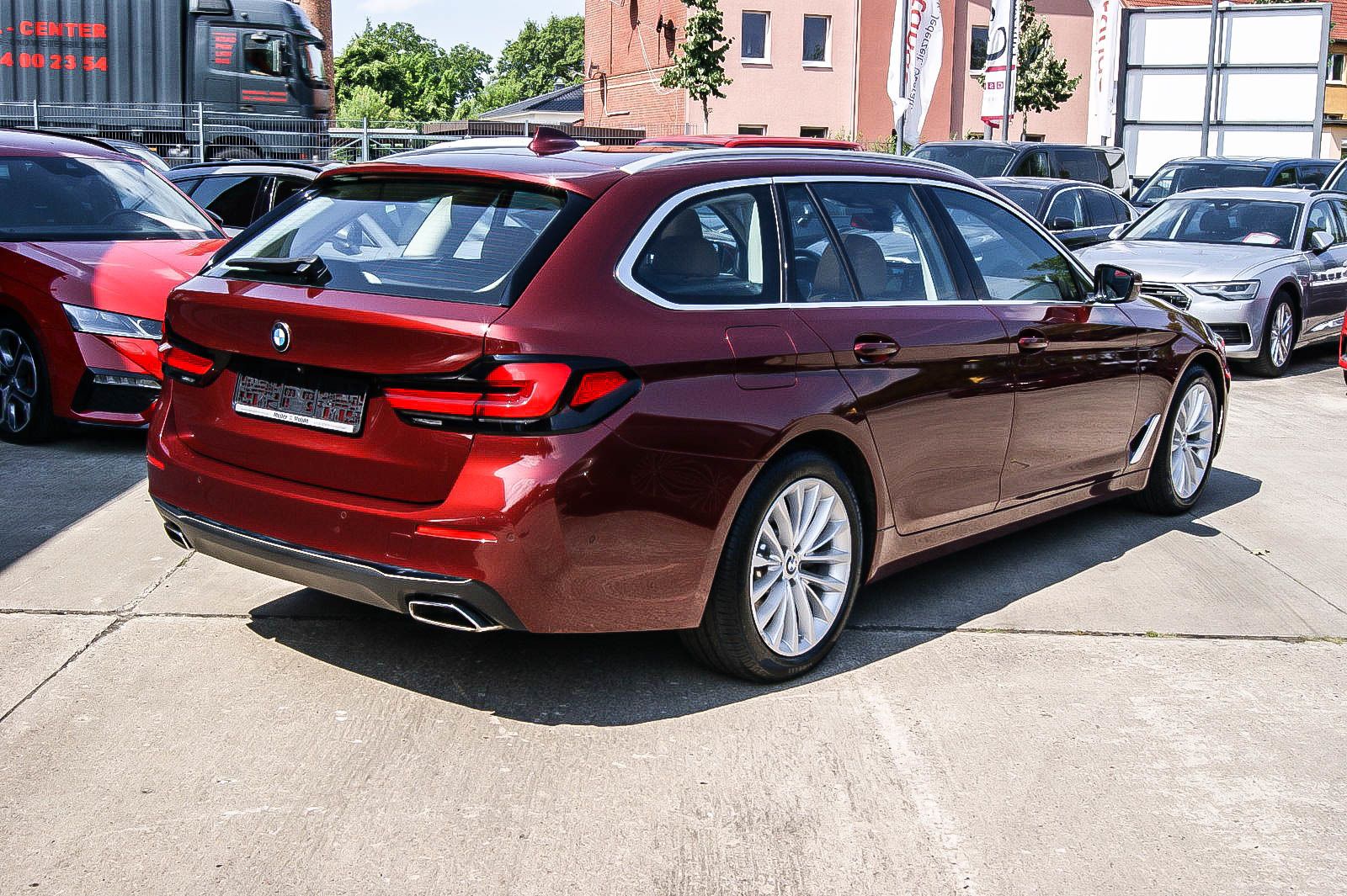 Fahrzeugabbildung BMW 530 d Touring H&K SOUND PANORAMA AVENTURINROT 3