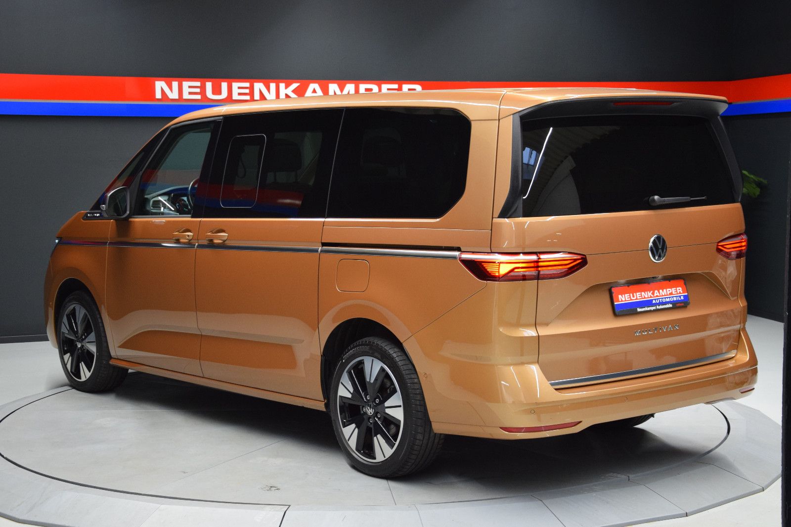 Fahrzeugabbildung Volkswagen T7 Multivan Style Lang Pano HuD h&k Memory AHK