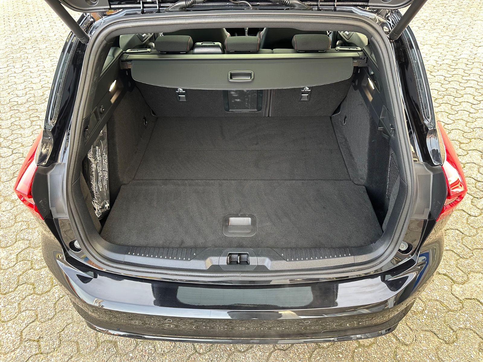 Fahrzeugabbildung Ford Focus Turnier 1.0 ST-Line X Pano/ACC/Matrix/Navi