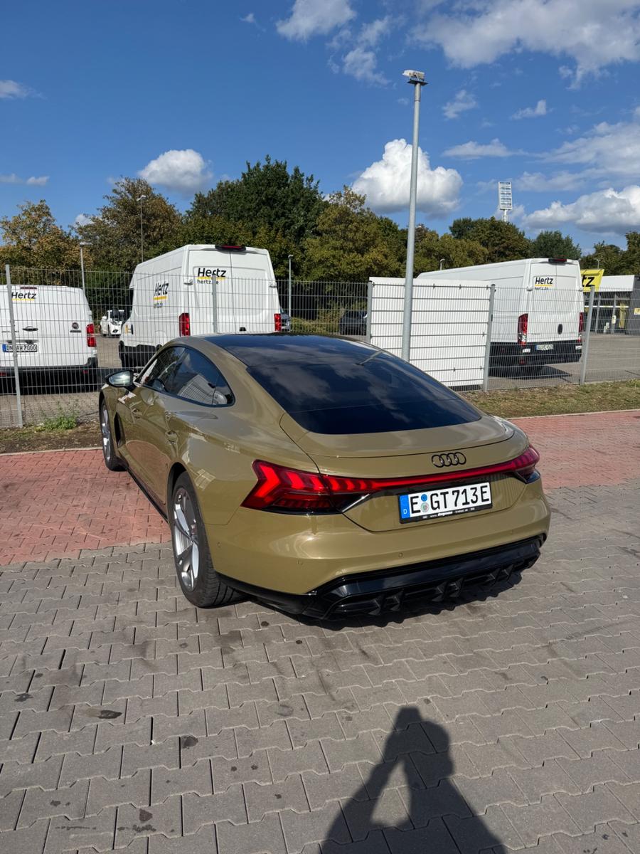 Audi e-tron GT quattro - Tactical Green 