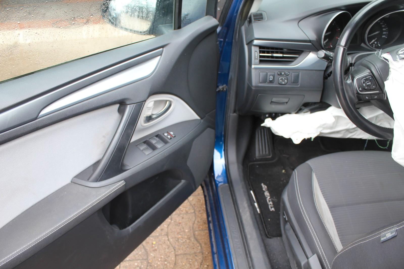 Toyota Avensis 2015 — photo 10