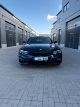 BMW 330e Touring M Sport Automatic  - mit Hybrid-Antrieb: Blau, Alcantara, Kombi