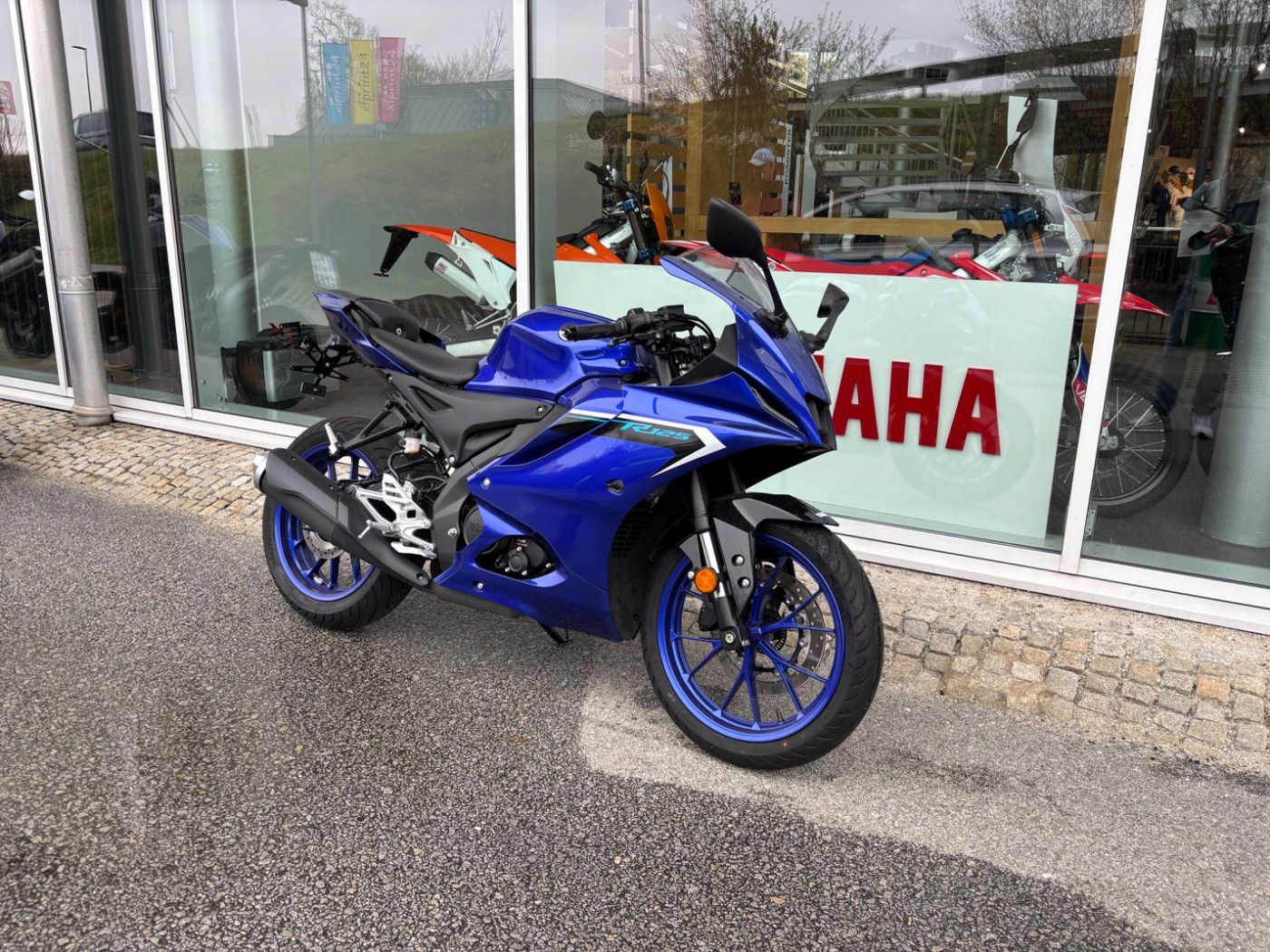 Fahrzeugabbildung Yamaha YZF- R125 mit Quickshifter und viel Zubehör