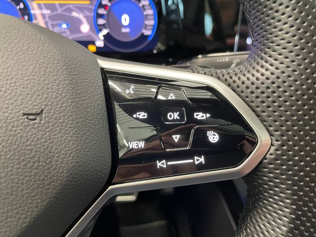 Golf VIII R-Line 1.5 eTSI DSG PANO NAVI