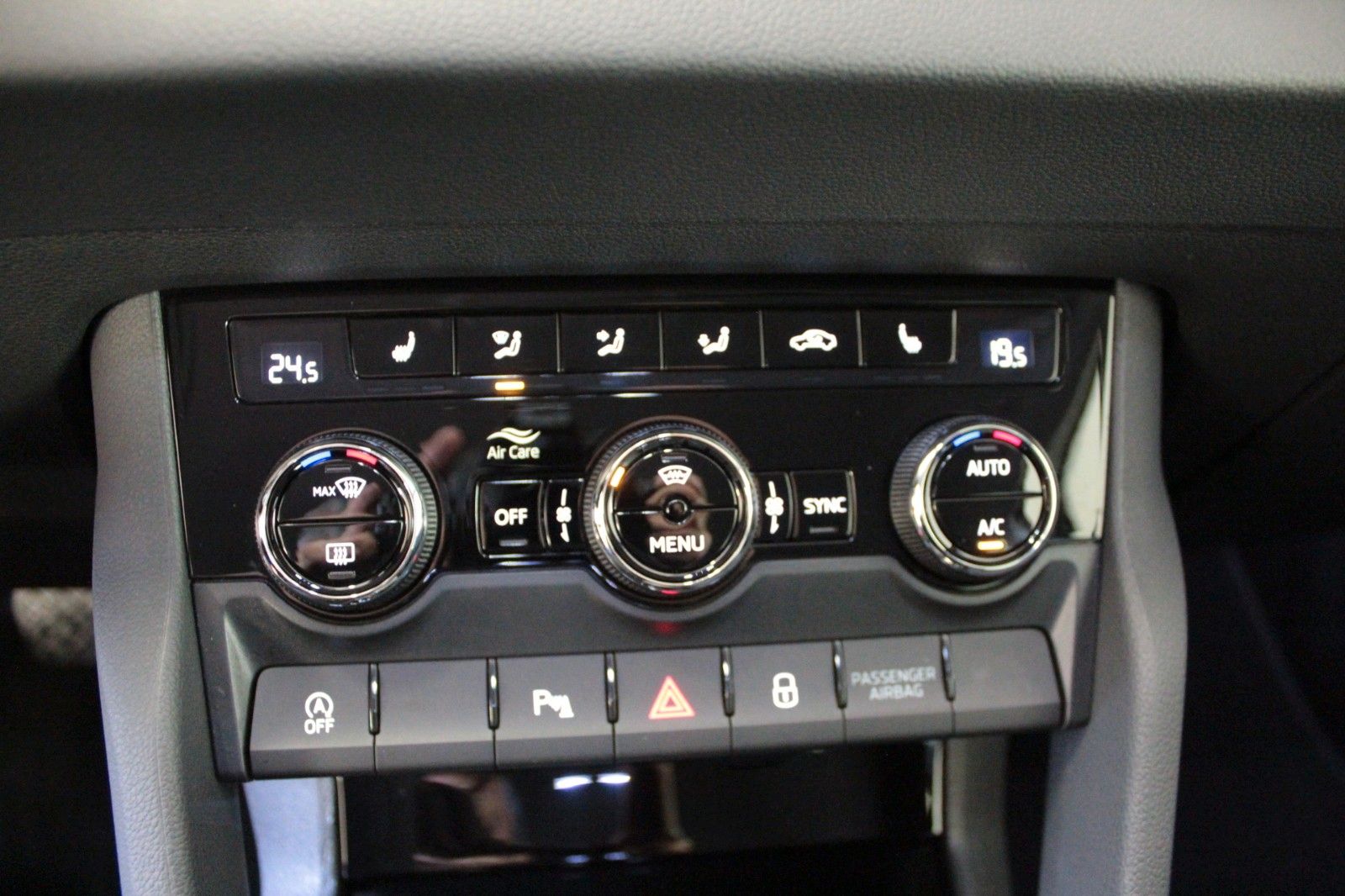 Fahrzeugabbildung SKODA Karoq 1.5l TSI ACT DSG TOUR  AHK schwenkbar