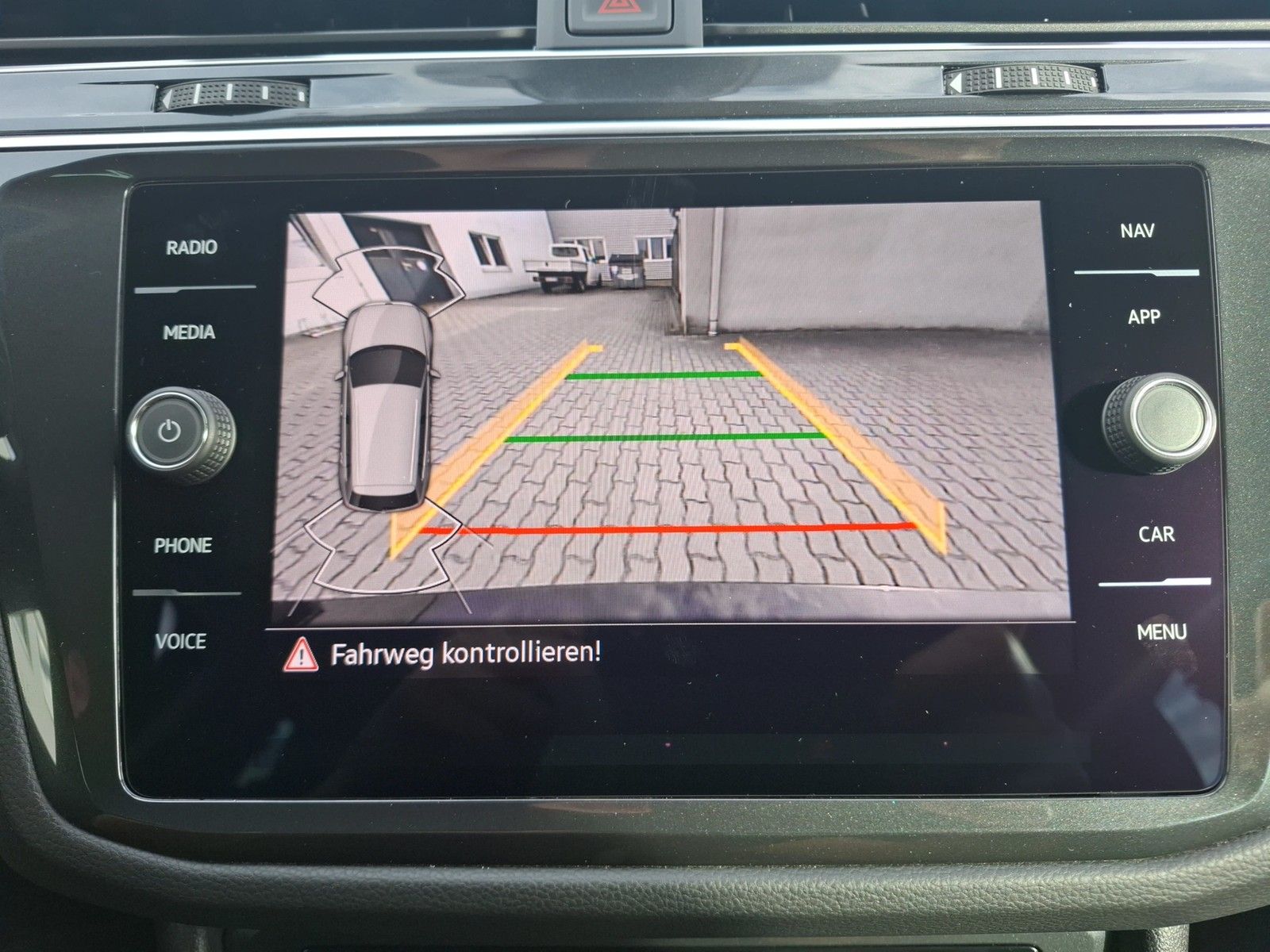 Fahrzeugabbildung Volkswagen Tiguan TSI Elegance DSG Matrix Navi AID HUD ACC