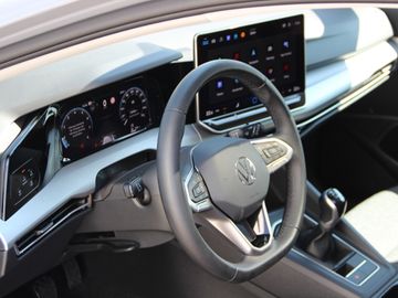 Volkswagen Golf VIII TSI Life Panoramad.