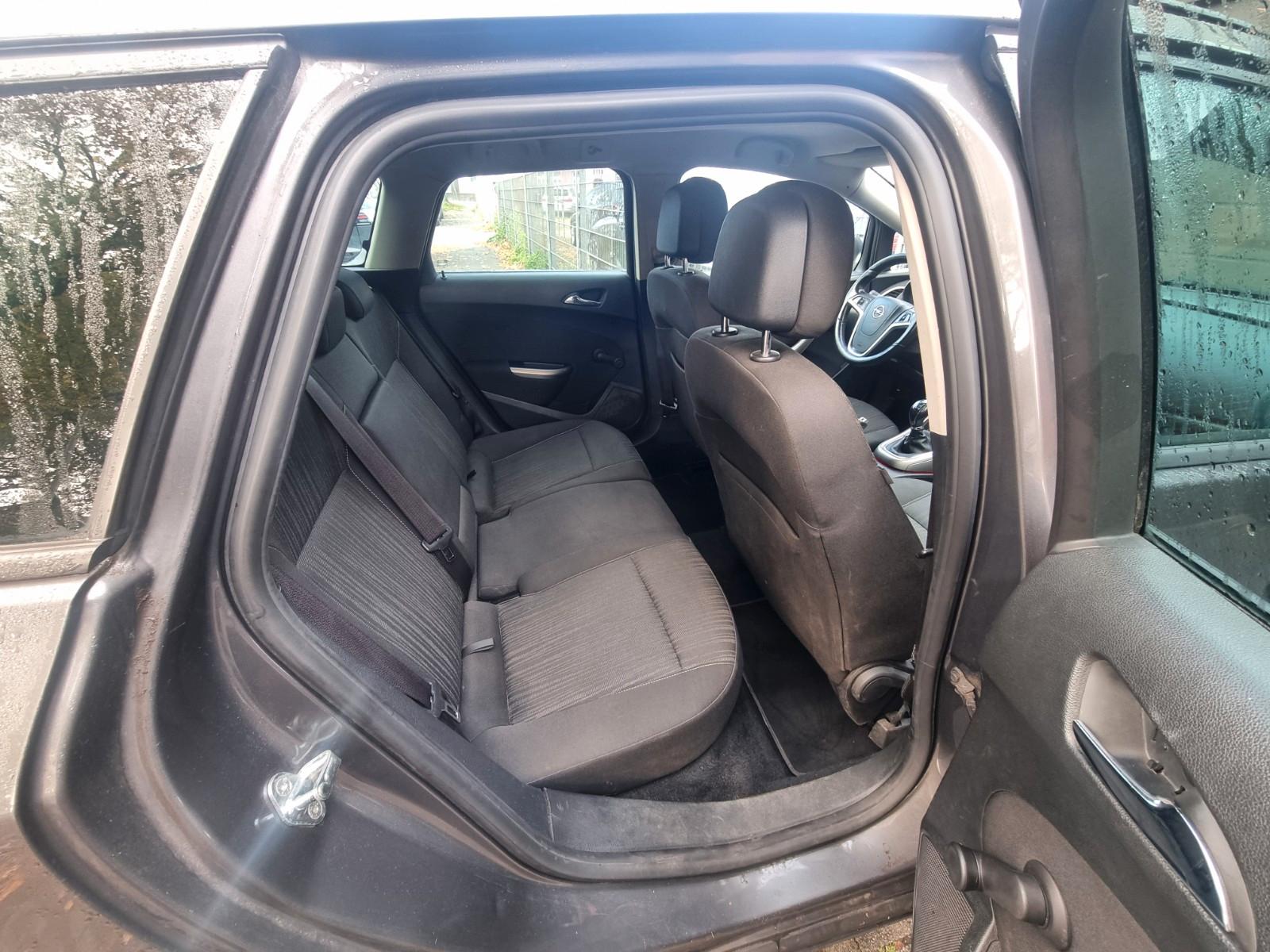 Opel Astra 2012 — photo 11