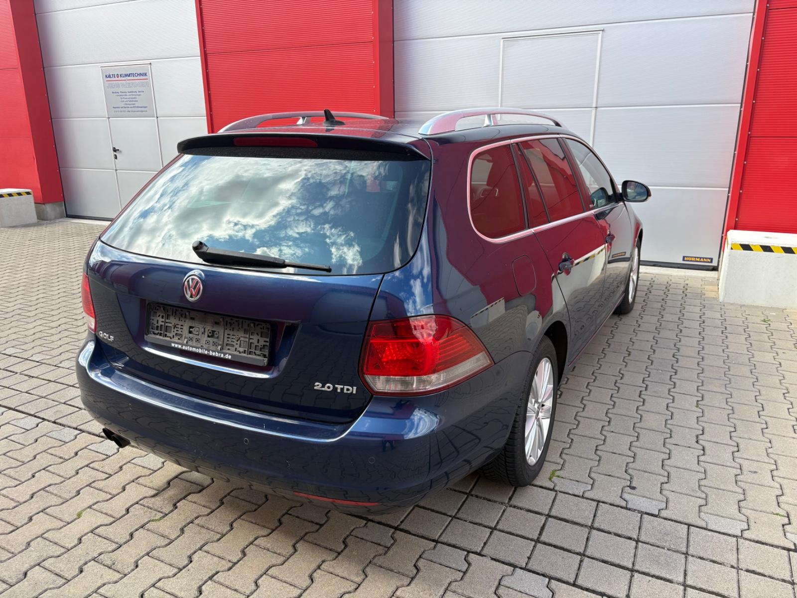 Volkswagen Golf 2011 — салон