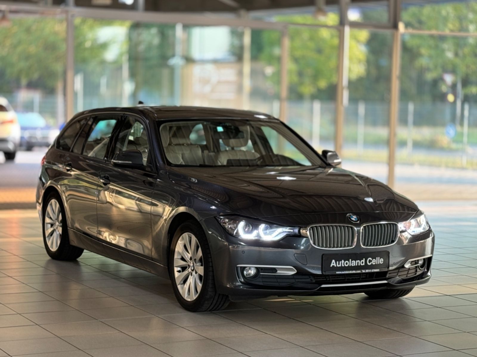 Fahrzeugabbildung BMW 320d Modern Line Panorama Kamera HUD Komfort