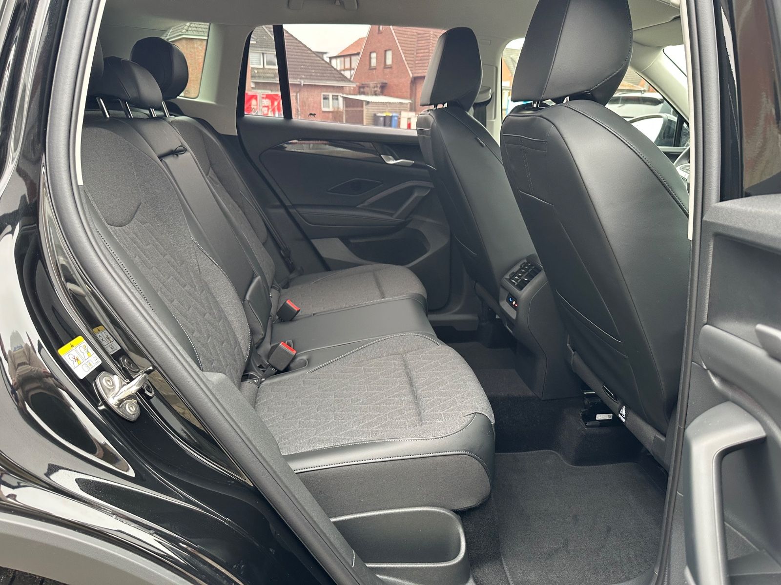 Fahrzeugabbildung Volkswagen Tiguan 1.5 eTSI Life DSG ACC/LED/Einparkh/Shzg