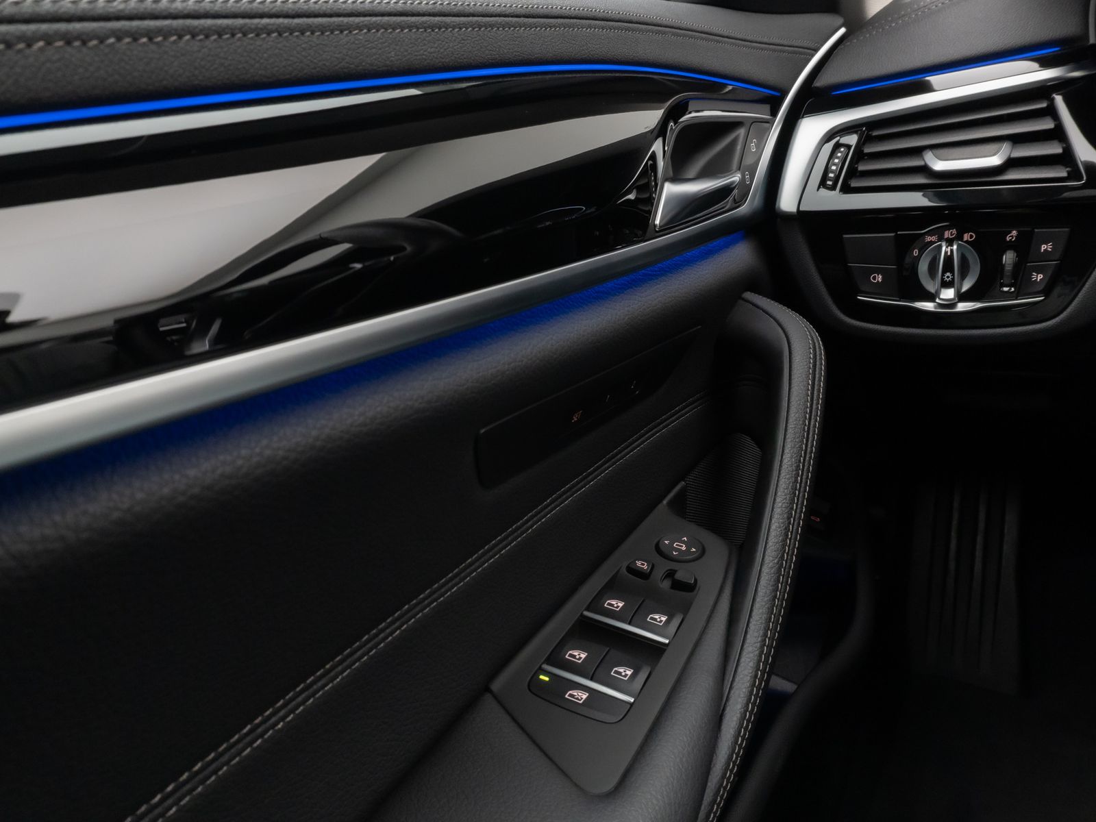 Fahrzeugabbildung BMW 520d xD Luxury Line 360°Laser HUD DAB AHK Sport