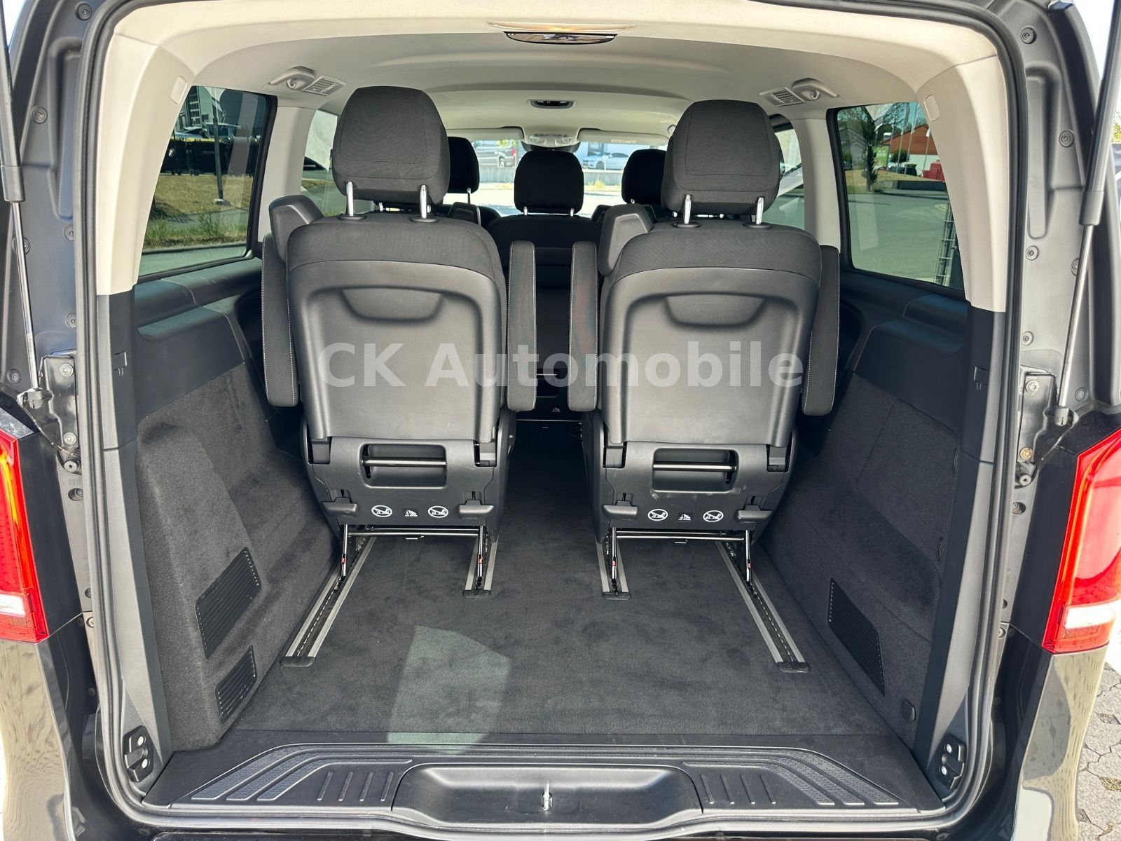 Fahrzeugabbildung Mercedes-Benz V 300d EDITION 4MATIC lang/7 Sitze/Navi/LED/AHK