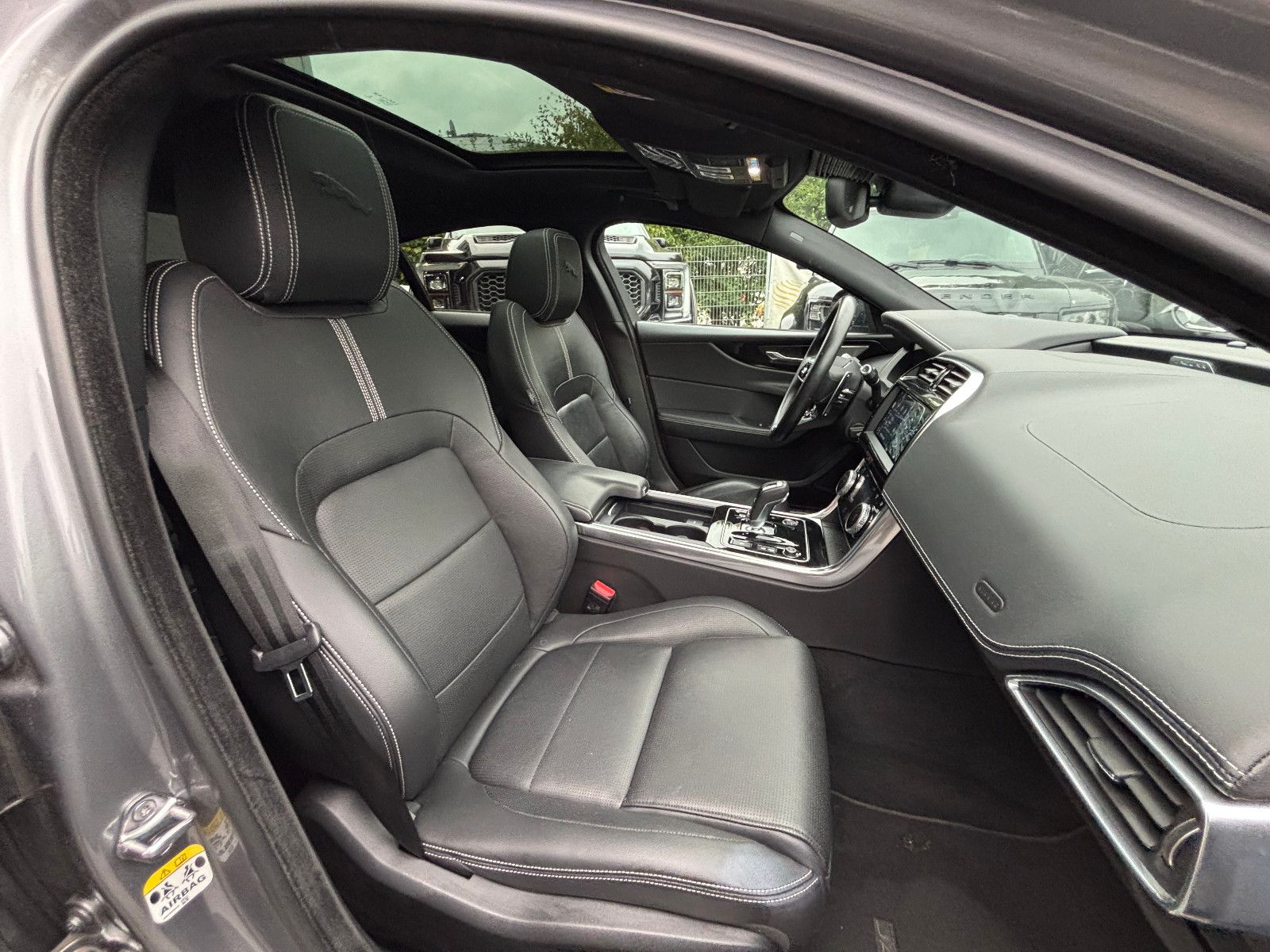 Fahrzeugabbildung Jaguar XE R-Dynamic Black/360''KAM/PANO/EXCLUSIV/MERIDI