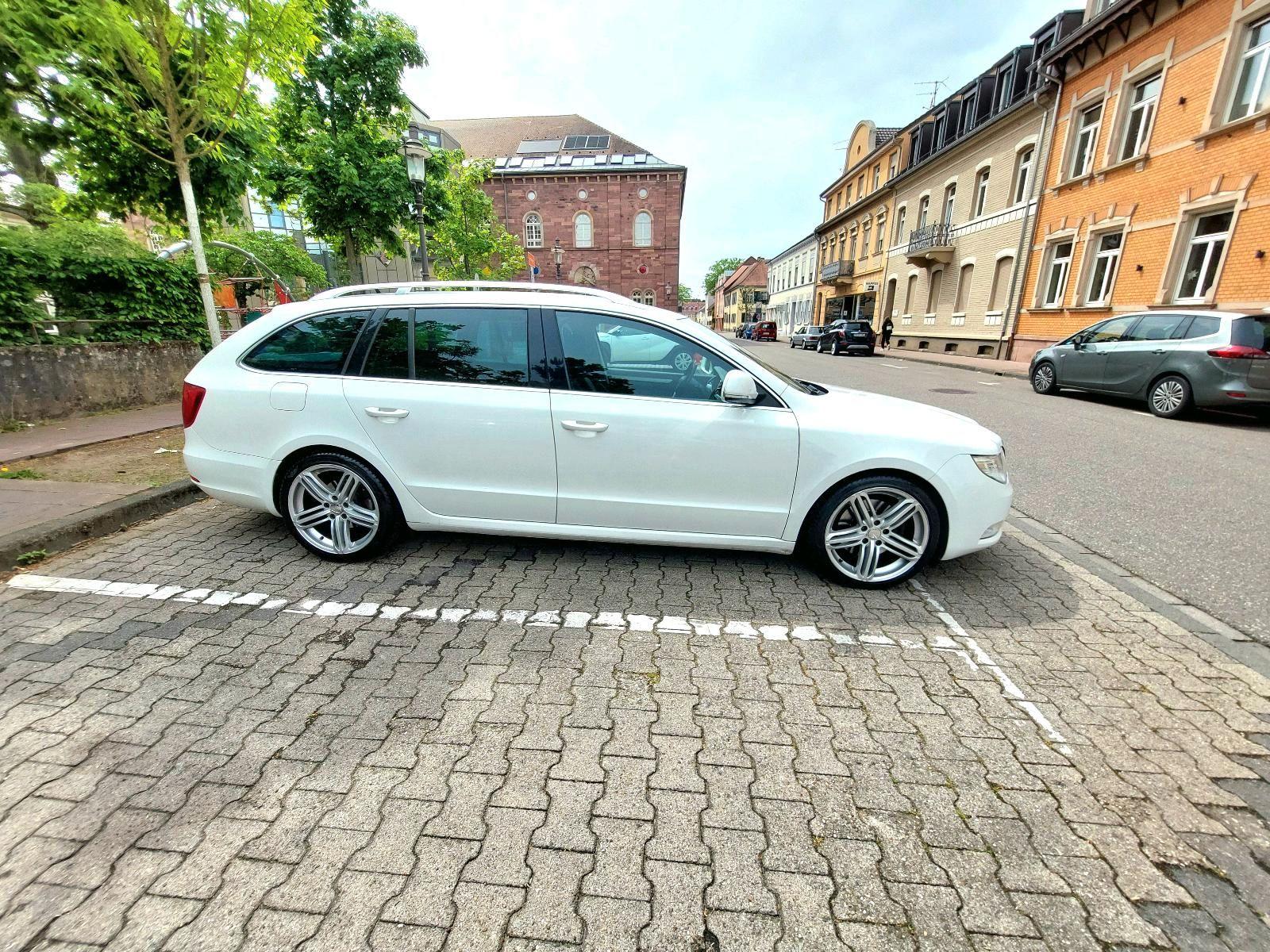 Skoda Superb 2011 — photo 7