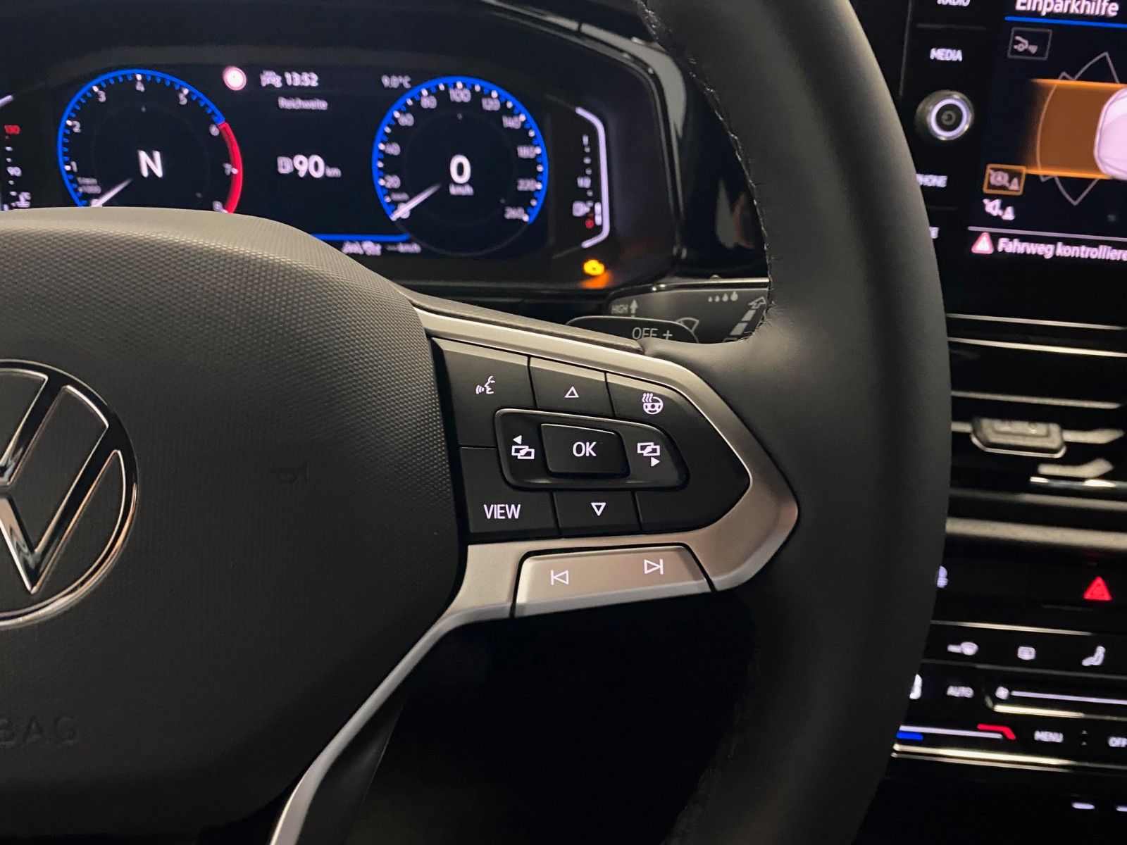 Fahrzeugabbildung Volkswagen T-Roc 1.5 TSI DSG+BLACKSTYLE+PANO+19"+ACC+MATRI+