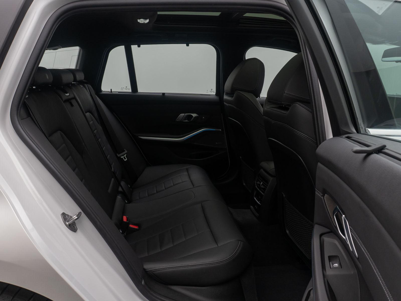 Fahrzeugabbildung BMW 330e xD Panorama HUD H/K AHK Alarm Sport Leder