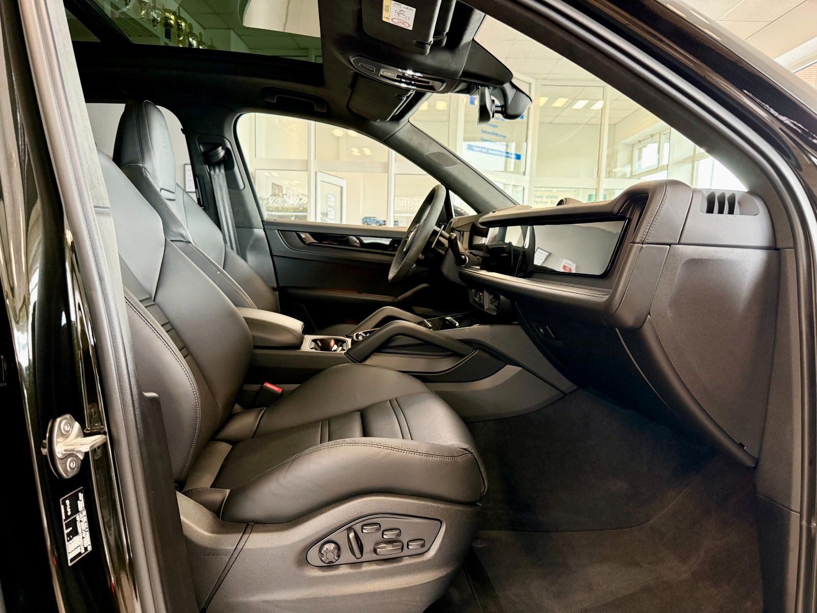 Fahrzeugabbildung Porsche Cayenne GTS PTS-Farbe/CarbonDesign/HUD/Burmester