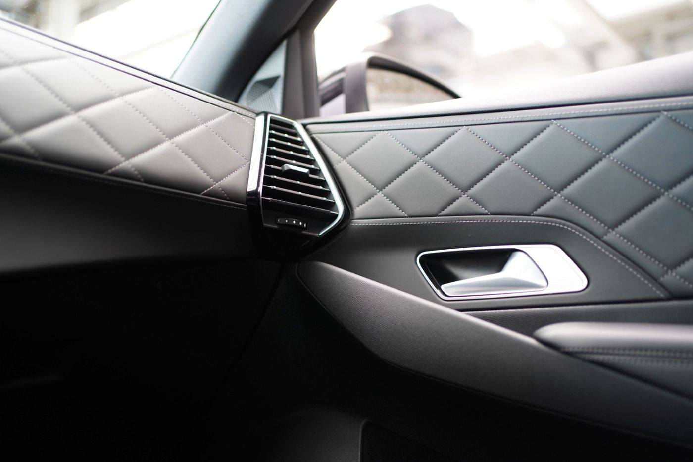 Fahrzeugabbildung DS Automobiles DS7 Crossback E-Tense 4x4 300 Ligne Noire