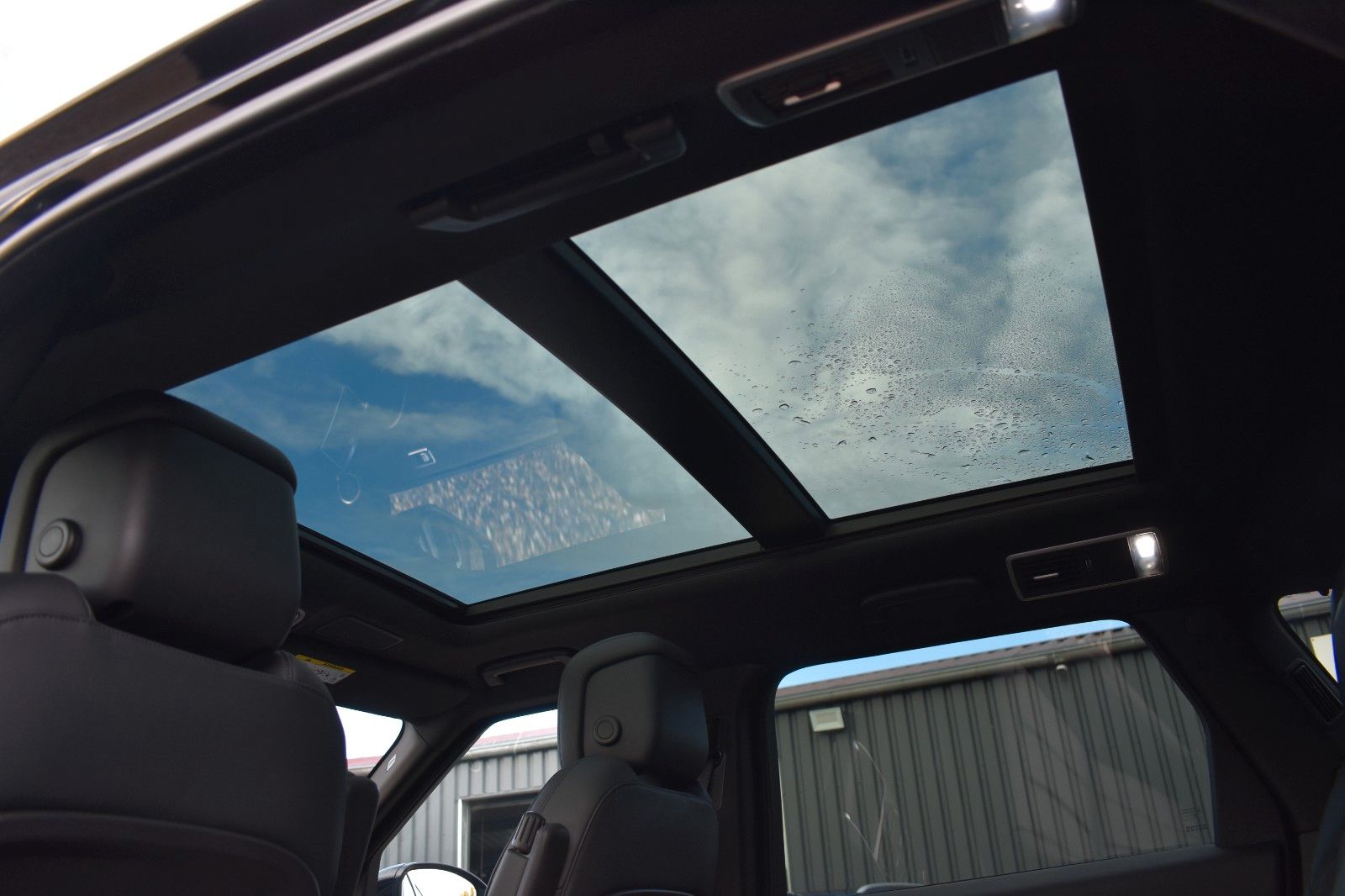 Fahrzeugabbildung Land Rover Range Rover Sport HSE P400 Dynamic Stealt Black