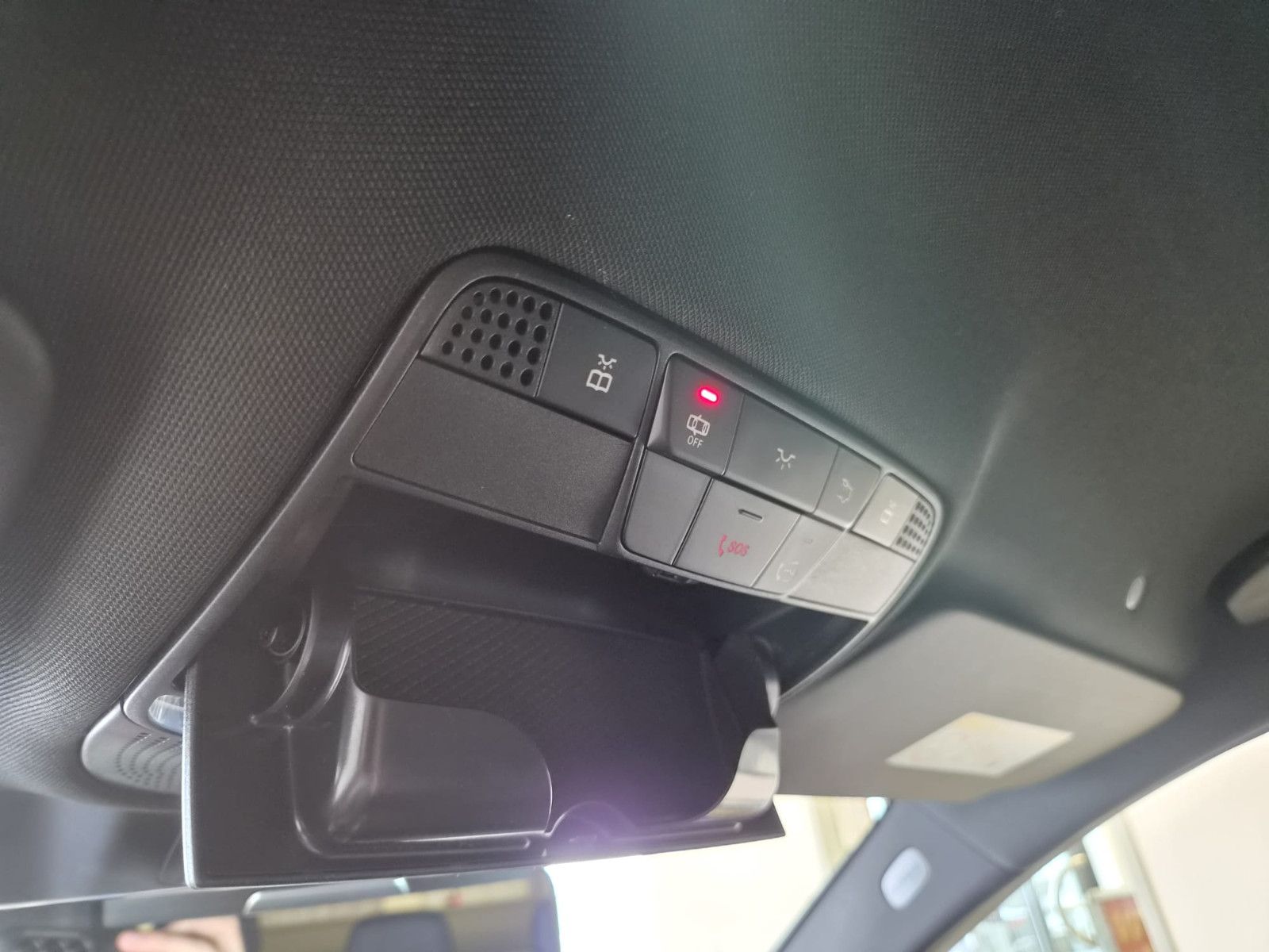 Fahrzeugabbildung Mercedes-Benz C 300 e Limousine/HIGH PERF. / KAMERA / AMG
