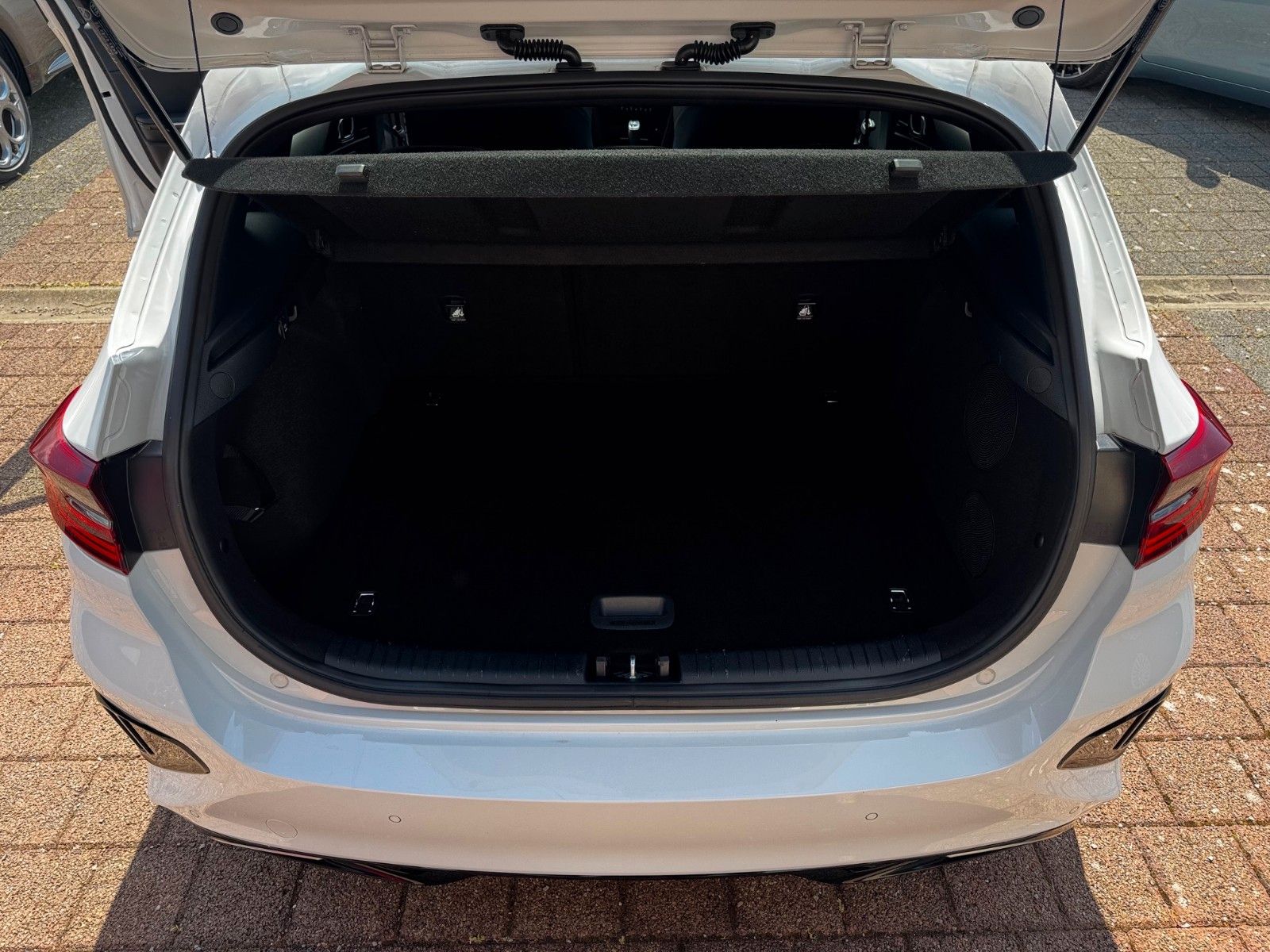 Fahrzeugabbildung Kia Ceed 1.4 GT-LINE GLASDACH NAVI KAMERA SITZHEIZUN