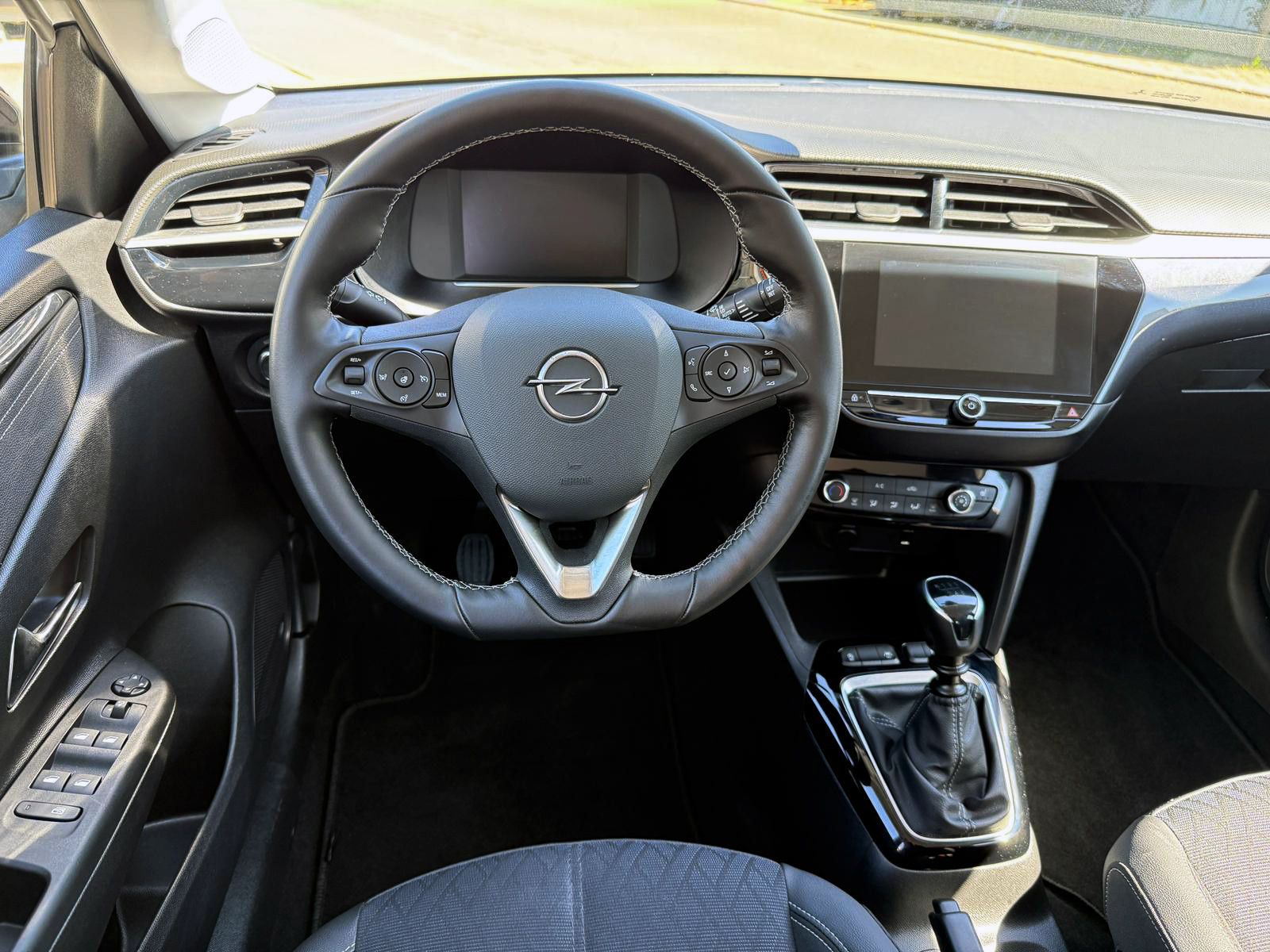 Fahrzeugabbildung Opel Corsa-F Elegance 1.2 Turbo LED SHZ NAV TEMP PDC