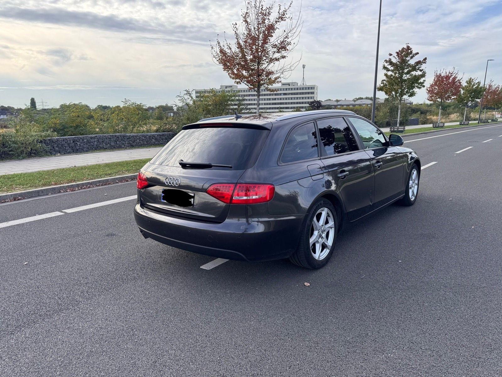 Audi A4 2009 — салон