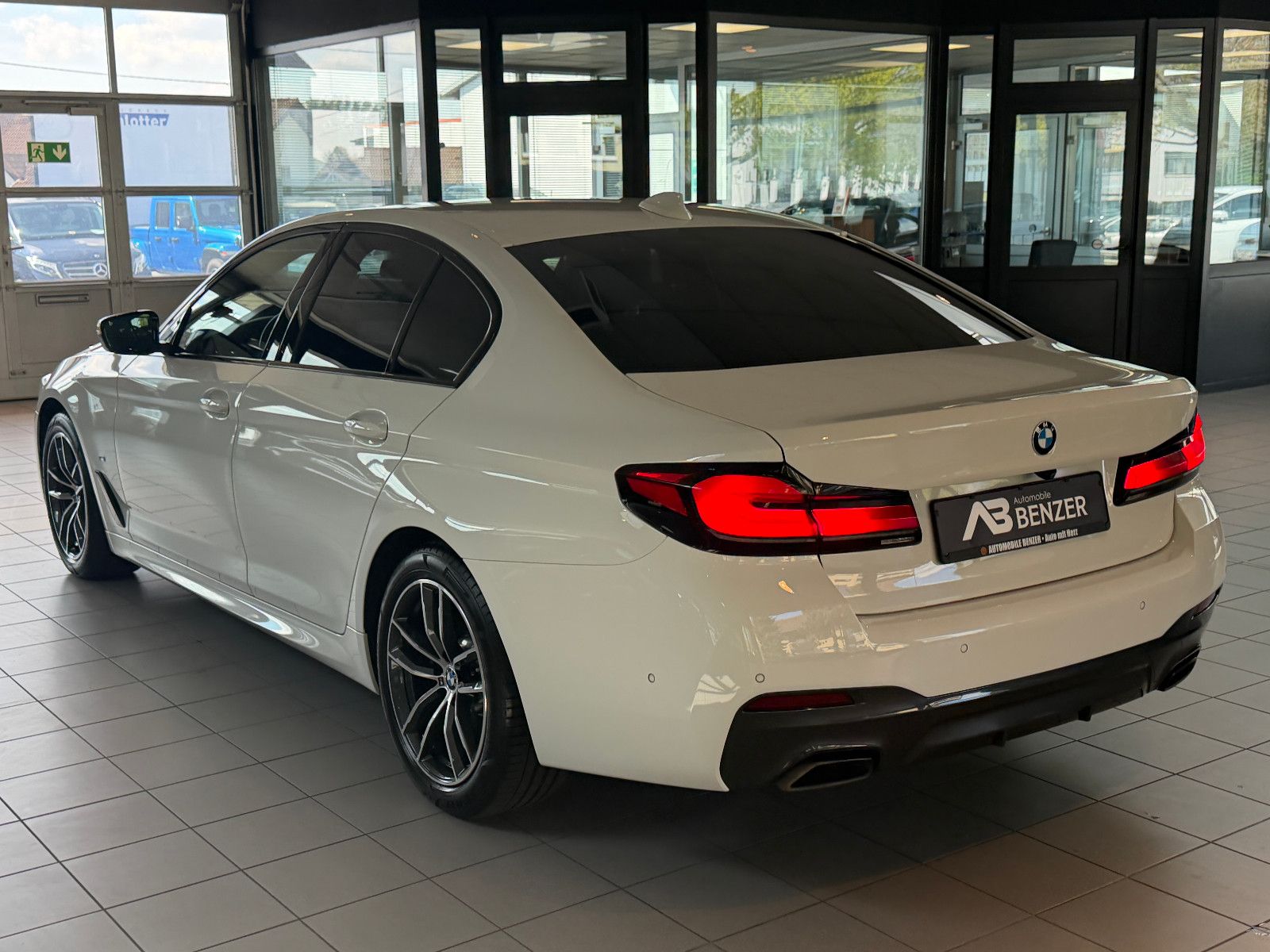 Fahrzeugabbildung BMW 530 d XDriveM Sport/M-PAKET/HARMAN-KARDON/AMBIE