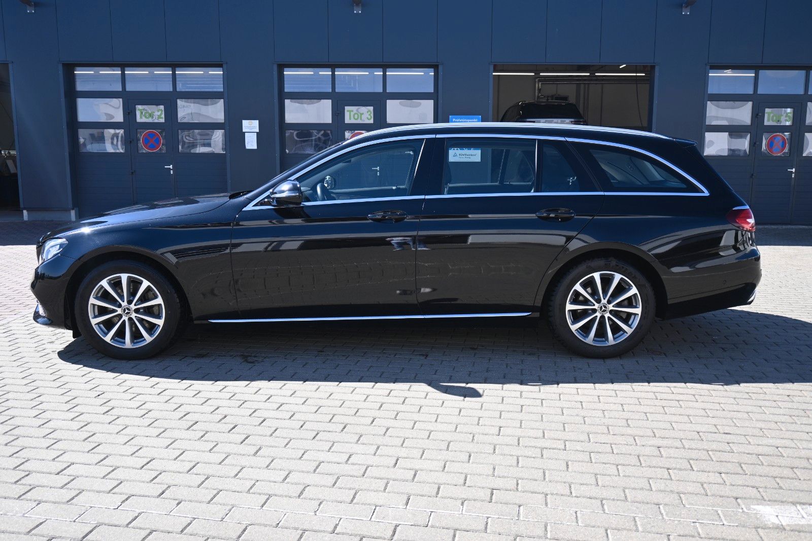 Fahrzeugabbildung Mercedes-Benz E 200 Autom. T-Modell 4Matic*RFK*LED*BLIS*