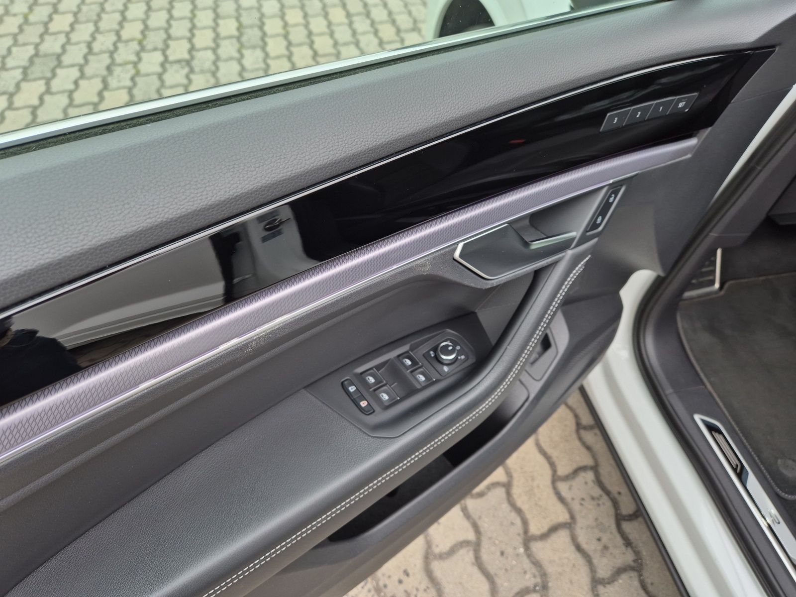 Fahrzeugabbildung Volkswagen Touareg TDI R-Line 4M Matrix Luft Navi Pano Lede