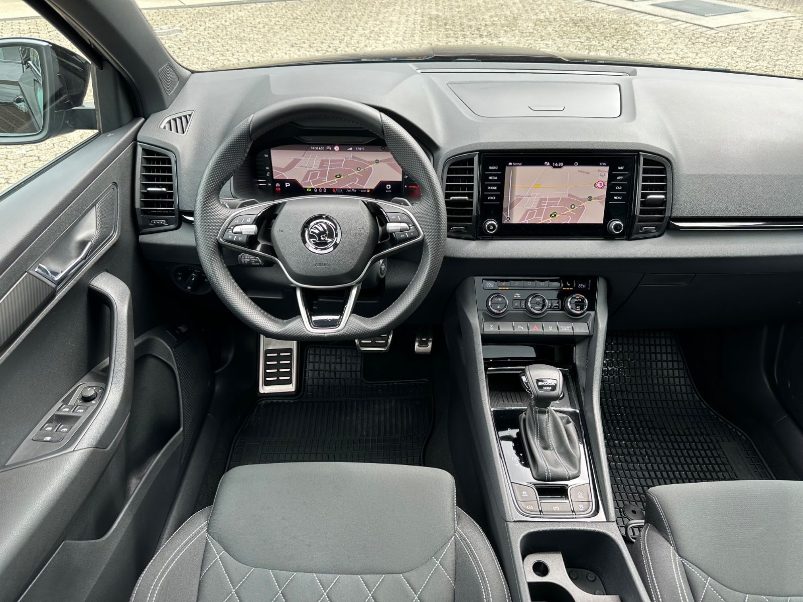 Fahrzeugabbildung SKODA Karoq 2.0 TSI Sportline 4x4 Pano/Matrix/ACC/Navi