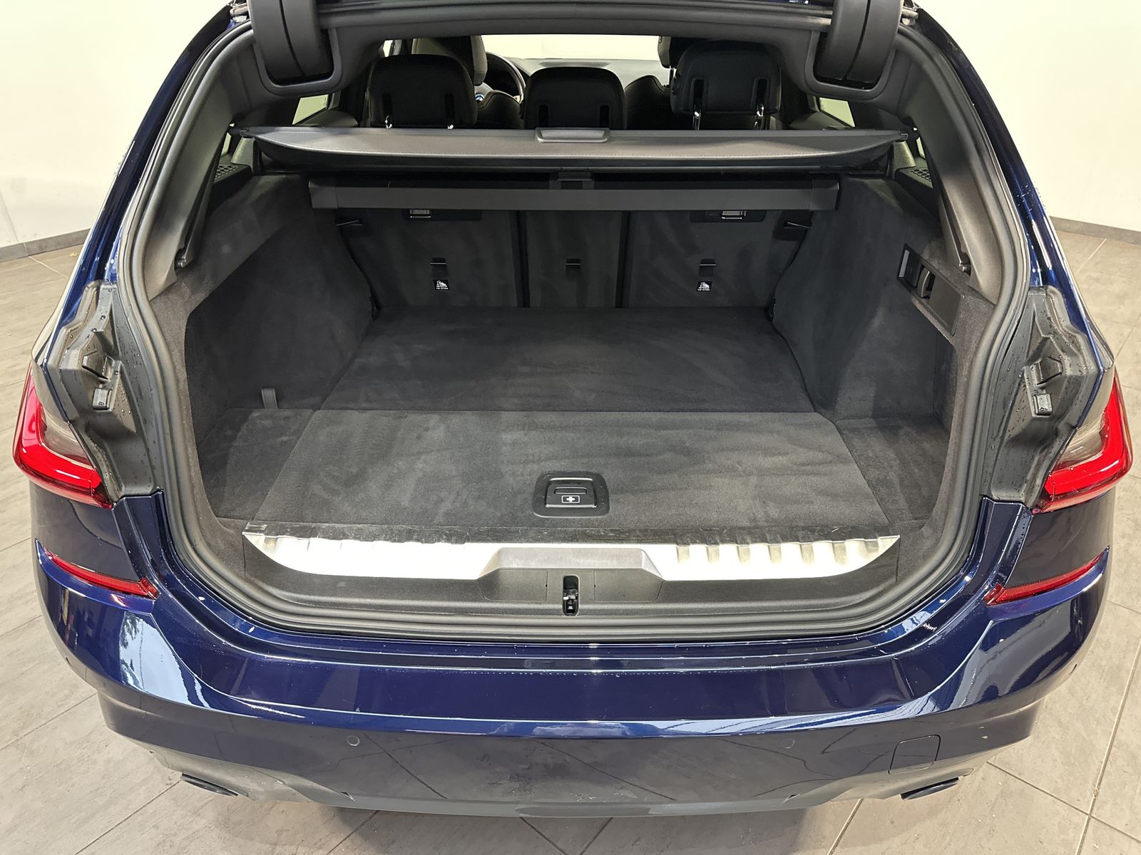 Fahrzeugabbildung BMW 330e Touring xDrive M-Sport NAV+LED+ACC+KAM+H&K