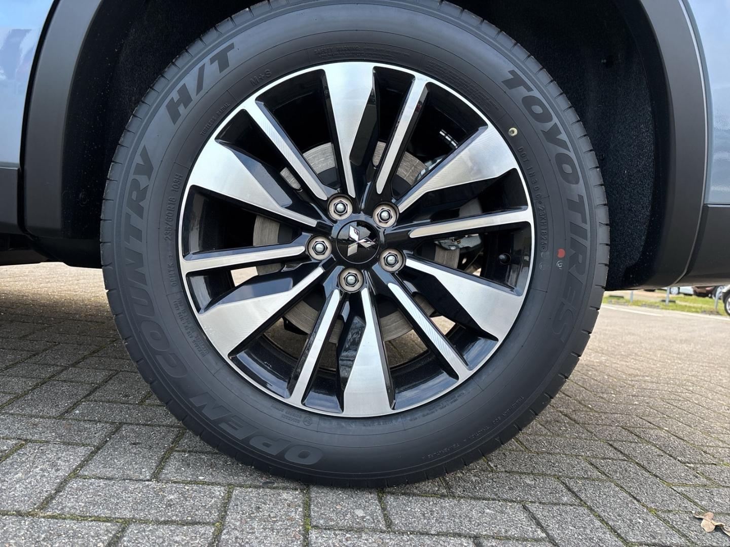 Mitsubishi Outlander Plug-in Hybrid BASIS 2,4l Navi  360 Ka