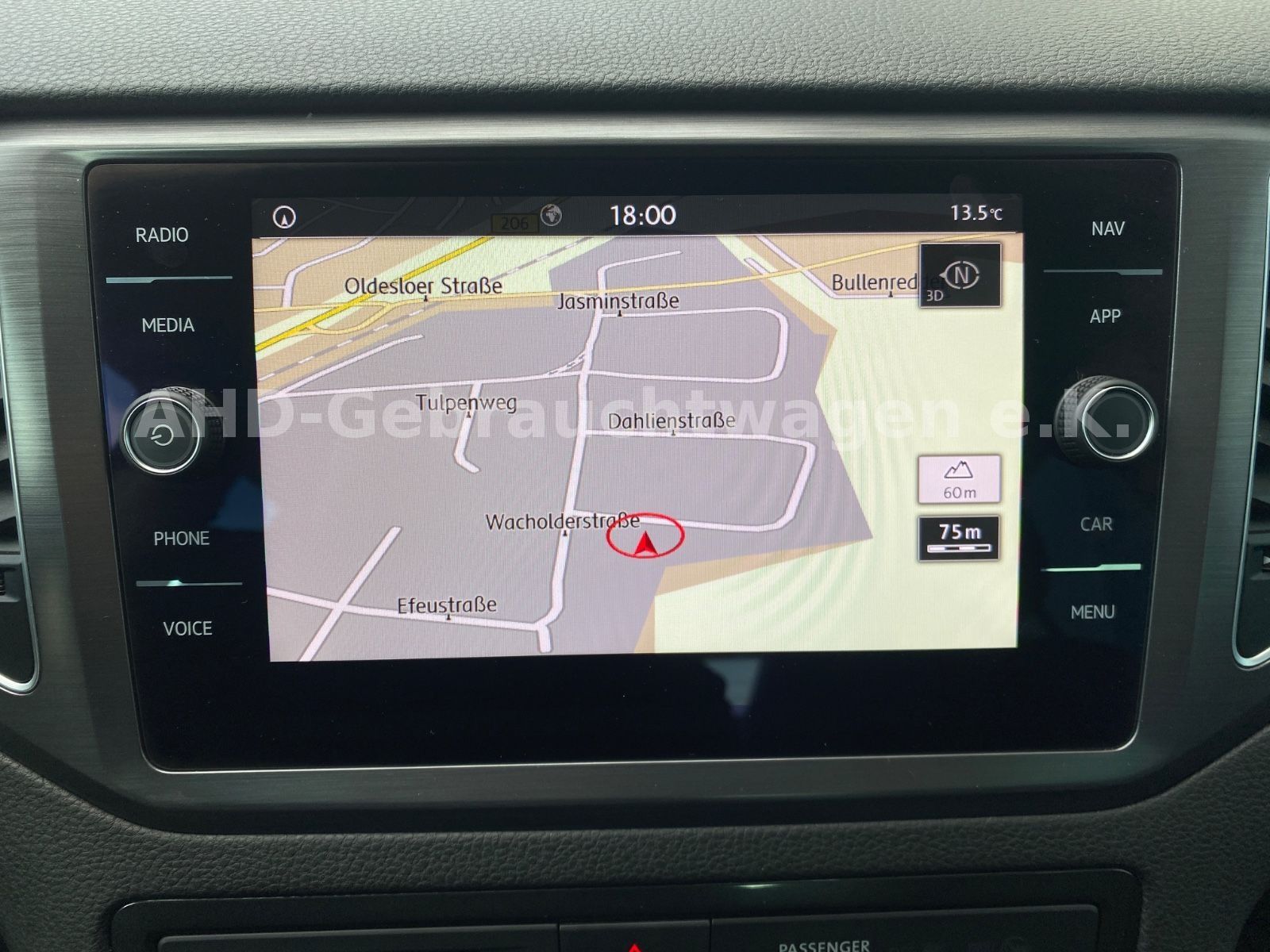 Fahrzeugabbildung Volkswagen Golf Sportsvan VII 1.5 TSI LED Navi PDC Kamera