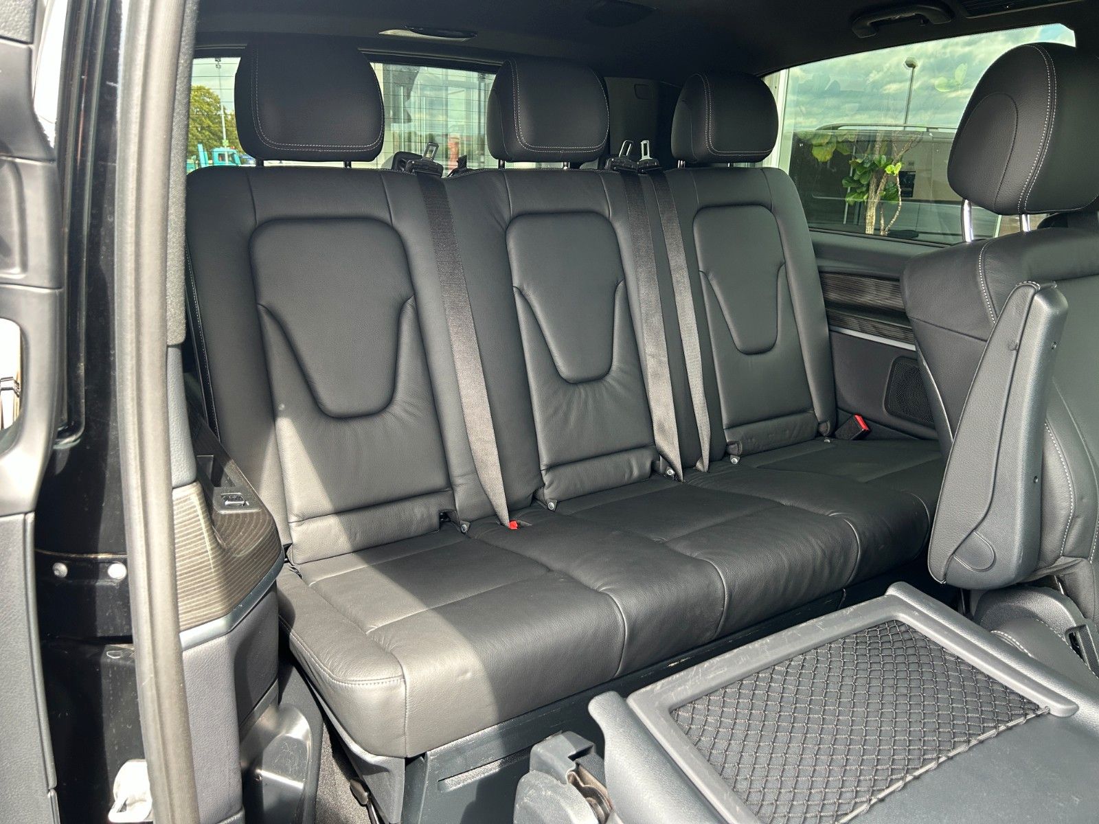 Fahrzeugabbildung Mercedes-Benz EQV 300 AVA PANORAMA LIege-Paket DISTRONIC