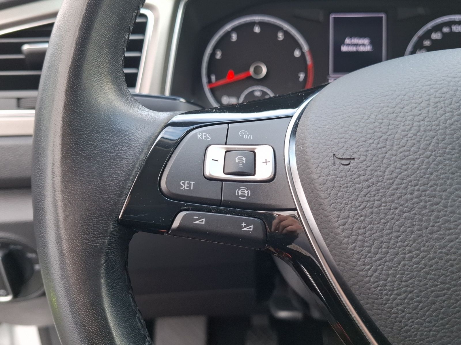 Fahrzeugabbildung Volkswagen T-Roc TSI Style LED AHK Navi ACC RFK SH LM