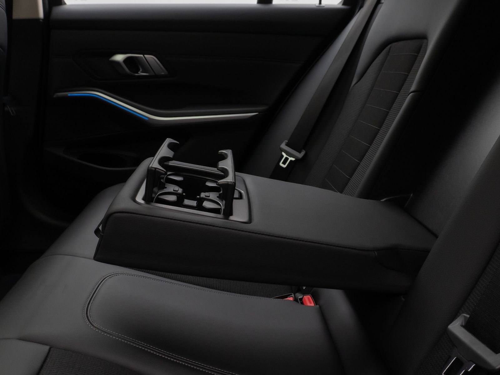 Fahrzeugabbildung BMW 330e xD SportLine Pano Kamera Laser HUD DAB HiFi
