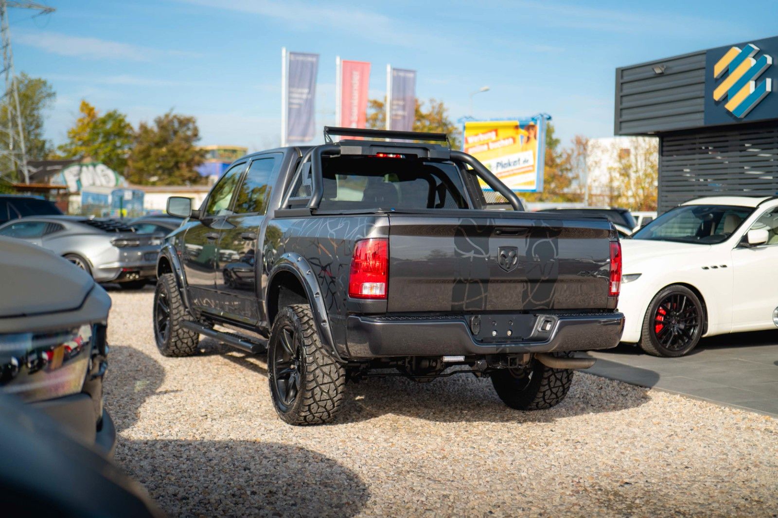 Fahrzeugabbildung Dodge RAM 5.7 V8 HEMI 4x4 OFFROAD Night-Paket *LED*19%
