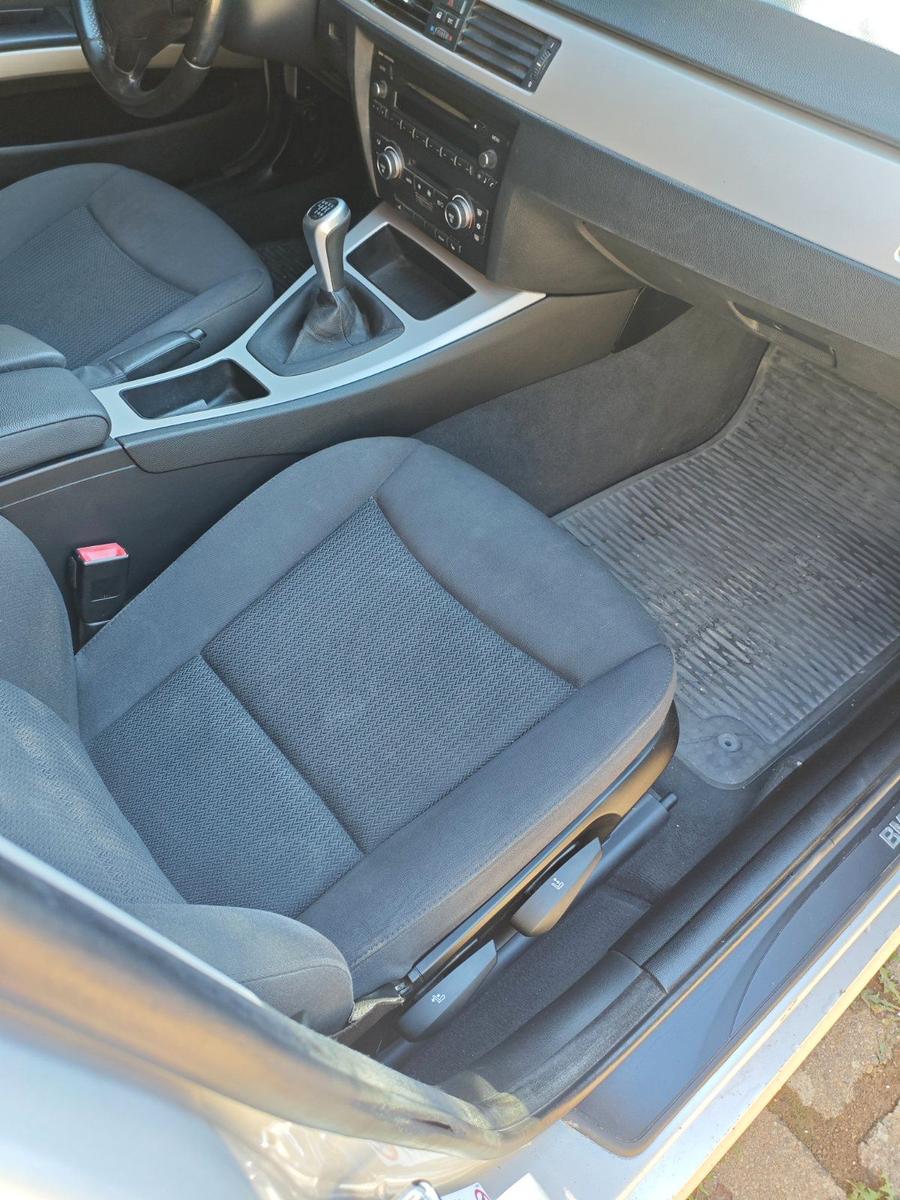 BMW 318 2009 — photo 15