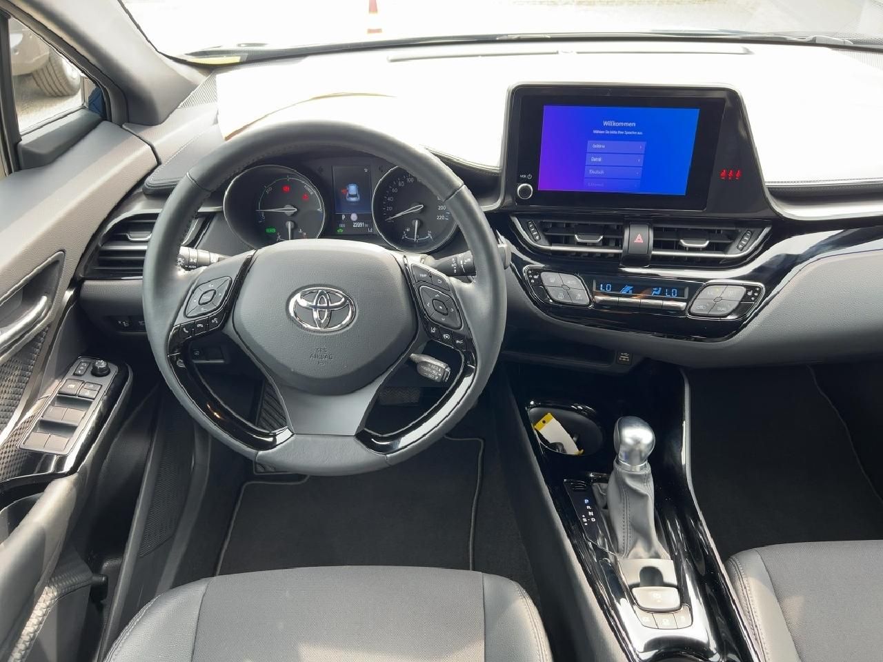 Fahrzeugabbildung Toyota C-HR Hybrid Team D