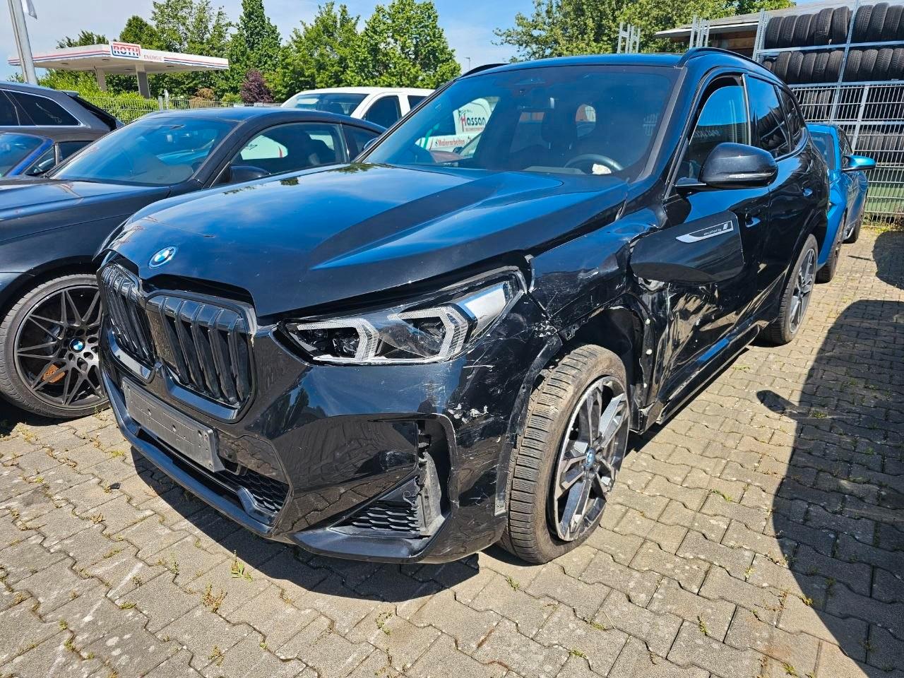 BMW X1 25 e xDrive M Sport Fahrt auf Hof