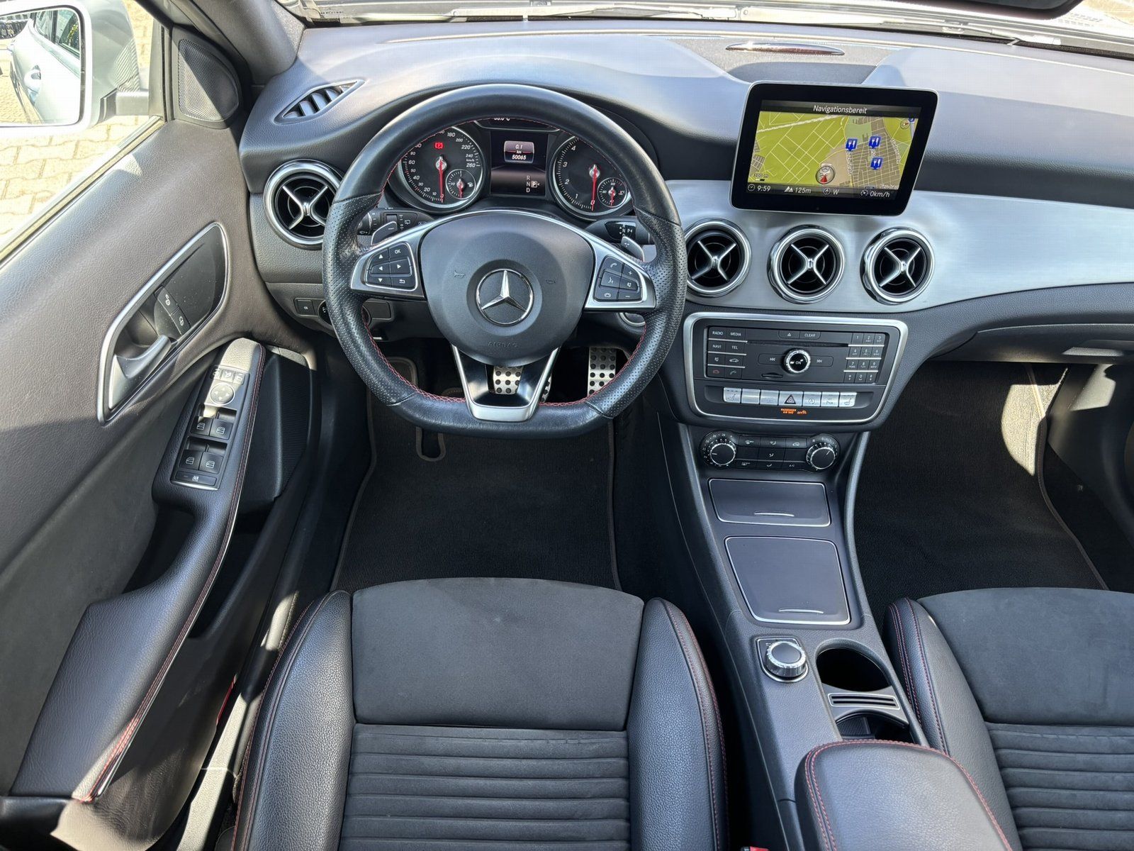 Fahrzeugabbildung Mercedes-Benz GLA 200 AMG*LED*DIGITALES-RADIO*NAVI*CD-PLAYER*