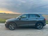 Volkswagen Tiguan 2.0 TDI SCR 176kW DSG 4MOTION Highlin... - mit Diesel-Antrieb: Grau, Teilleder, Panorama-Dach