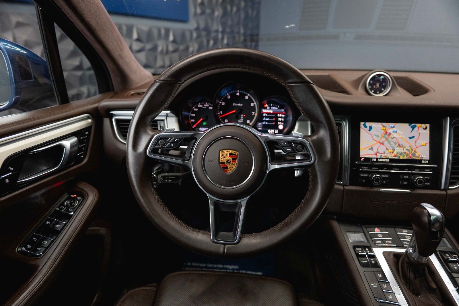 Fahrzeugabbildung Porsche Macan Turbo Sport-Design Chrono+ *Pano*DAB*LED*