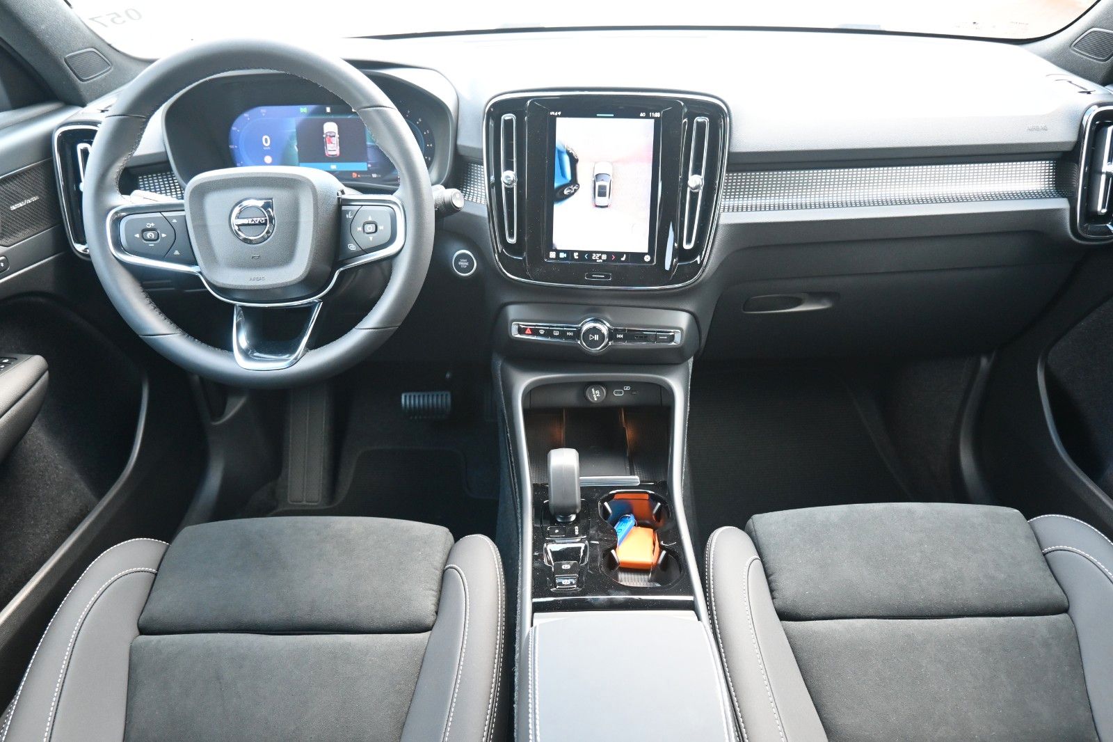 Fahrzeugabbildung Volvo XC40 B4 DKG Plus Dark*H&K*FSHZG*360°*ACC*AHK