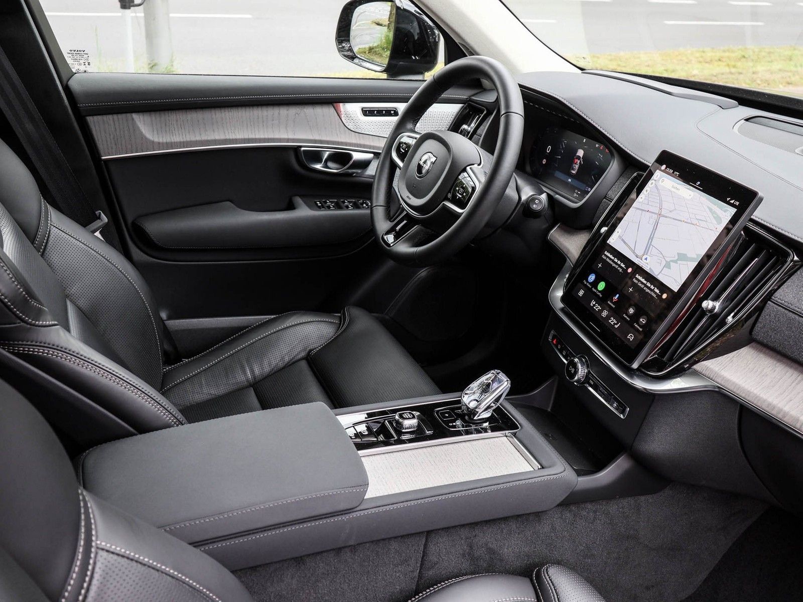 Volvo XC90 T8 AWD Recharge Reskin Ultra Dark NP:108.26 imagem 3