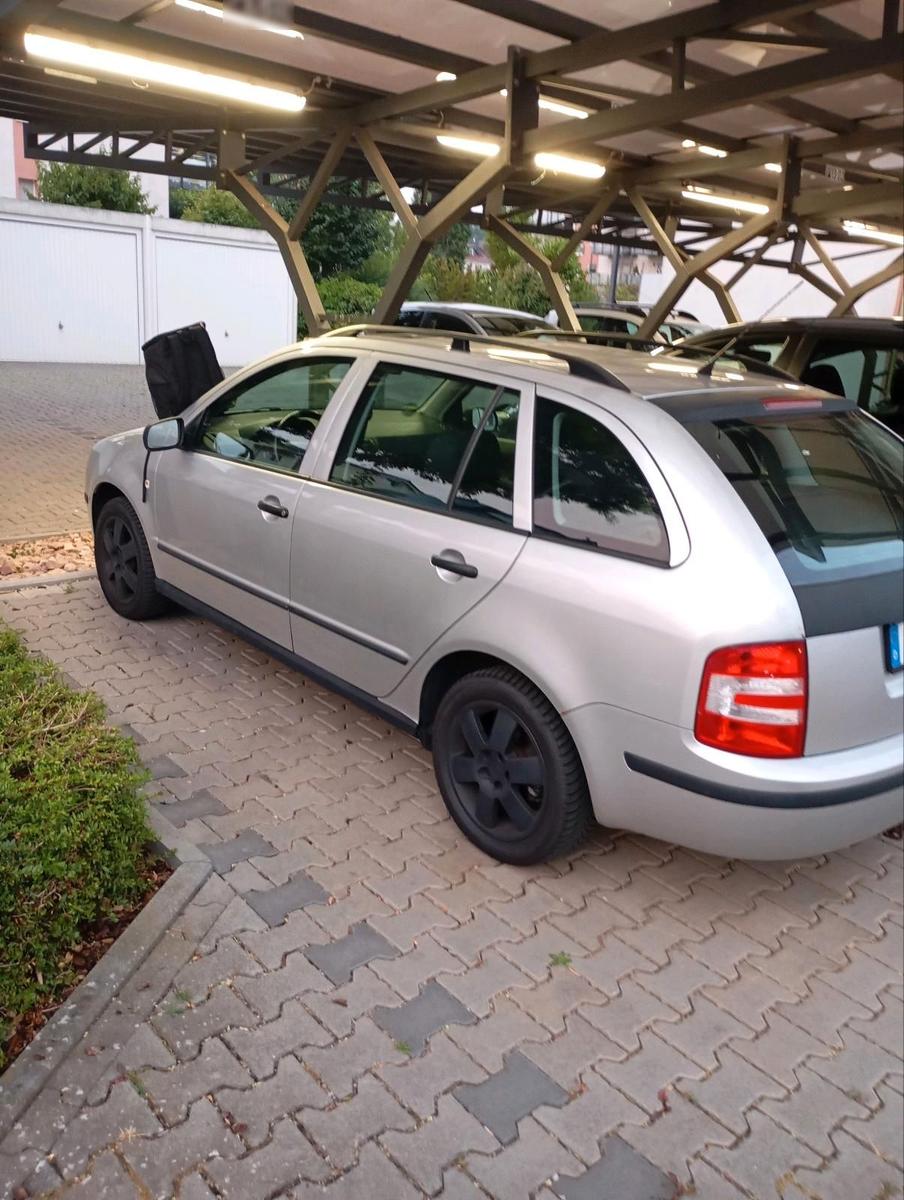 Skoda Fabia 2006 — rear view