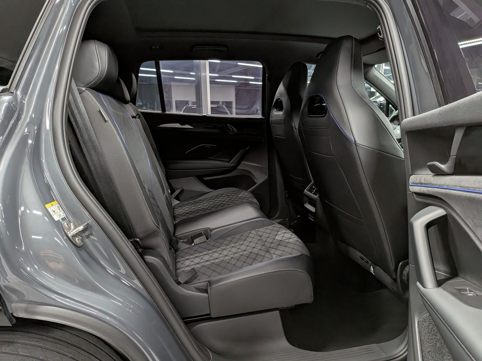 Fahrzeugabbildung Volkswagen Tayron 2.0TDI 4M R-Line Launch Pano Black AHK 20