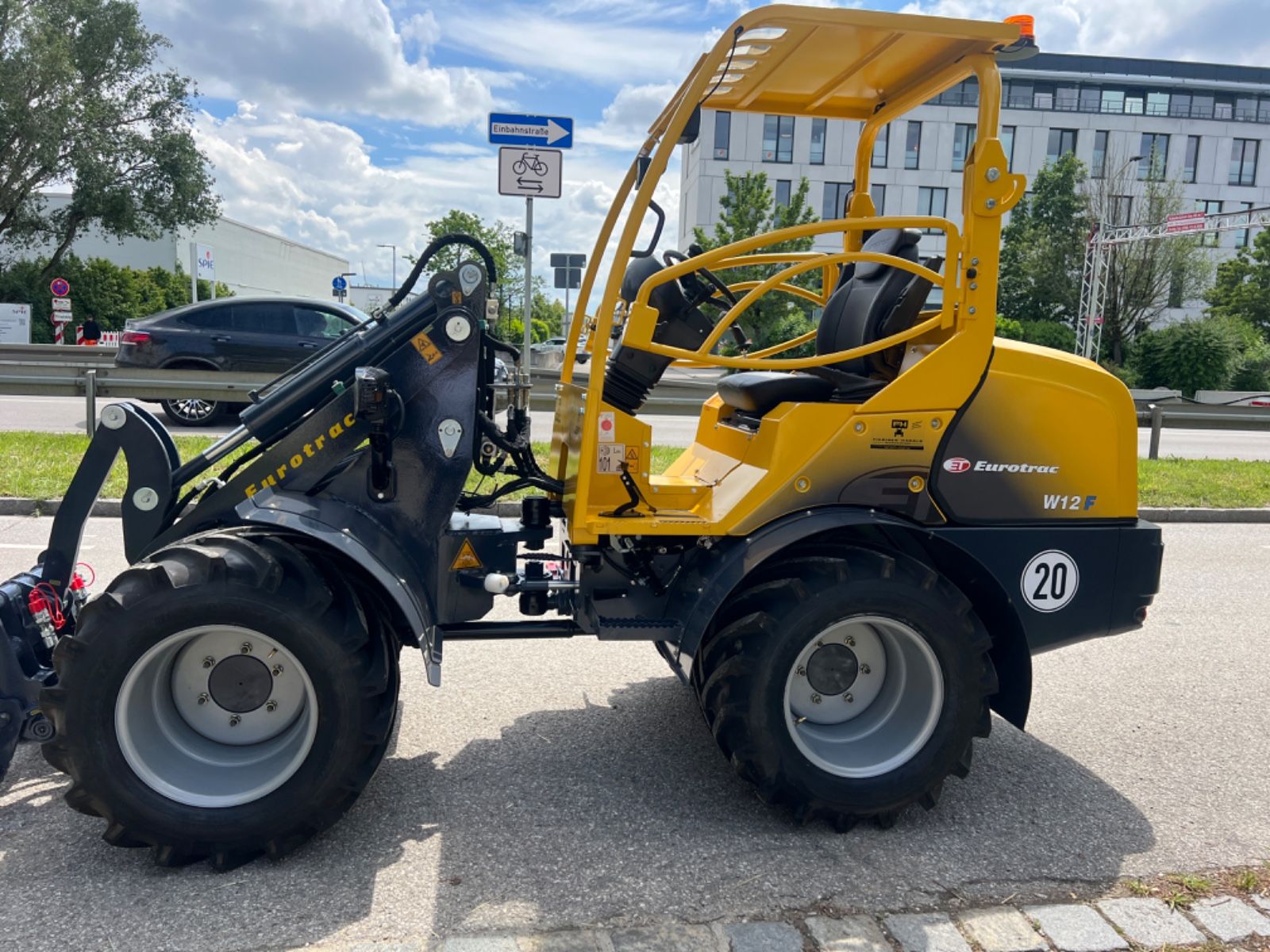 Fahrzeugabbildung Andere Eurotrac W12F -  KlappSchutzdach - hebt Pflaster